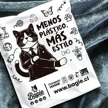 Bolsa courier compostable pequeña 22x30 cm de Bagie sobre una manta, mostrando su textura resistente