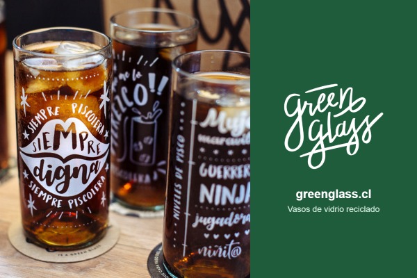 Vasos de vidrio reciclado GreenGlass junto al logo de la marca