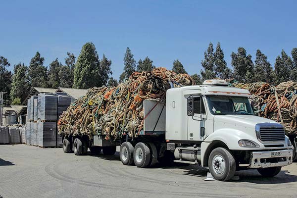 Camión cargado con cabos y redes de acuicultura recolectados por Atando Cabos para reciclar