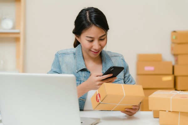 Emprendedora revisando pedidos de su tienda online para calcular cuántas bolsas courier comprar por mayor