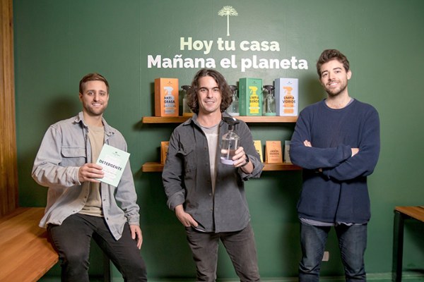 Fundadores de Casa Nativa, marca chilena de limpieza sustentable