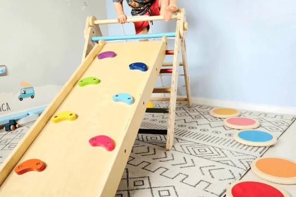 Triángulo Pikler de madera de ColorinKids