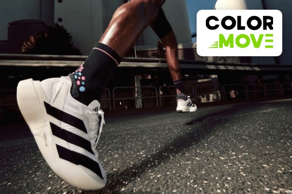 Runner con calcetines de compresión para running de Colormove y logo de la marca