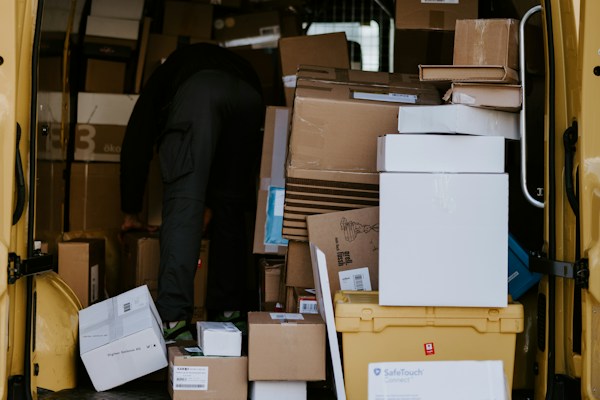 Furgón de courier cargado con paquetes, cómo elegir un courier para emprendedores en Chile
