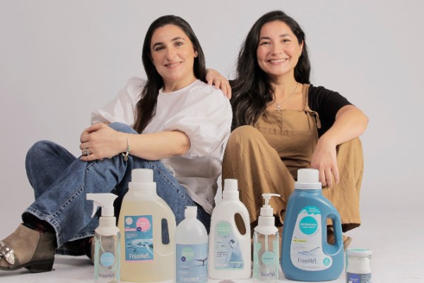 Fundadoras de FreeMet con sus productos de limpieza biodegradable