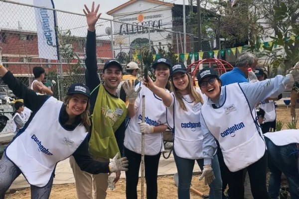 Vecinos y voluntarios celebran la construcción de una plaza con la Fundación Mi Parque