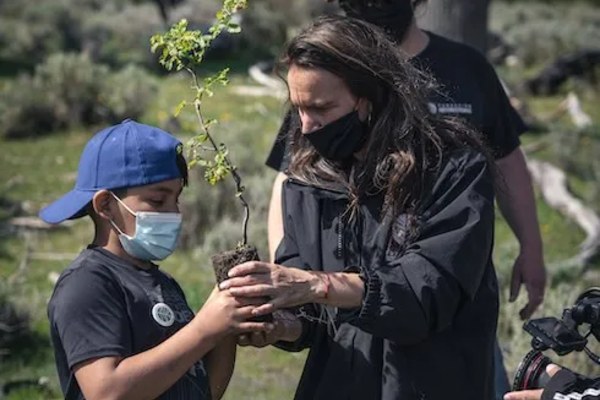 Voluntarias plantan un árbol nativo con la Fundación Reforestemos