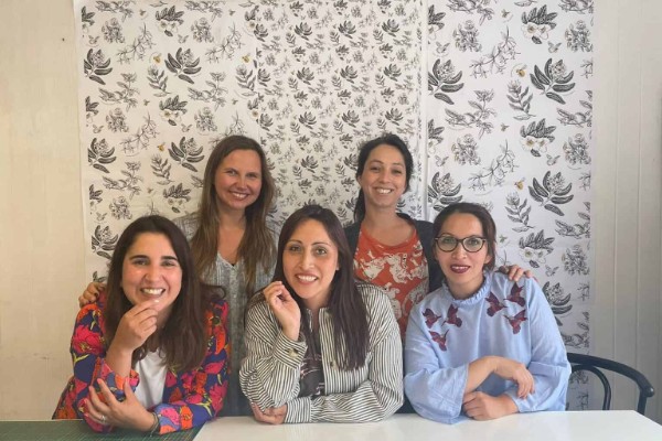 Equipo de Garuga en su taller con ilustraciones de flora nativa