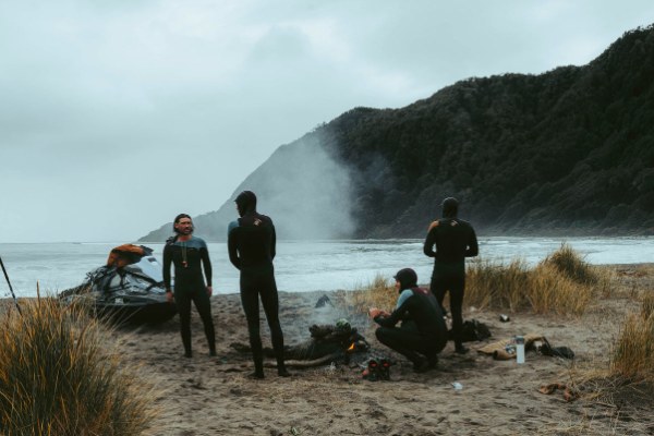 Surfistas en la costa sur de Chile, inspiración de Haka Honu