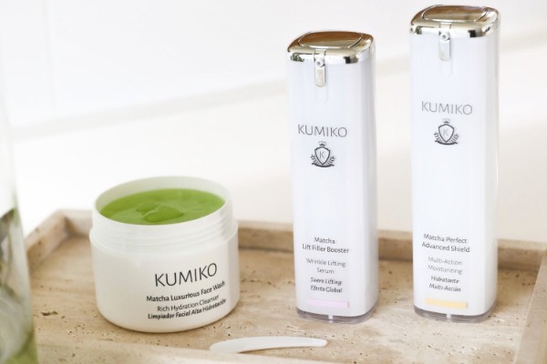 Productos de skincare Kumiko con té matcha sobre una bandeja