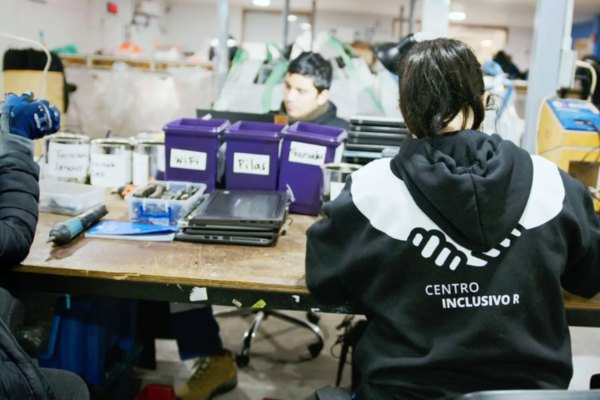 Trabajadores del Centro Inclusivo R de Kyklos, reciclaje con inclusión laboral