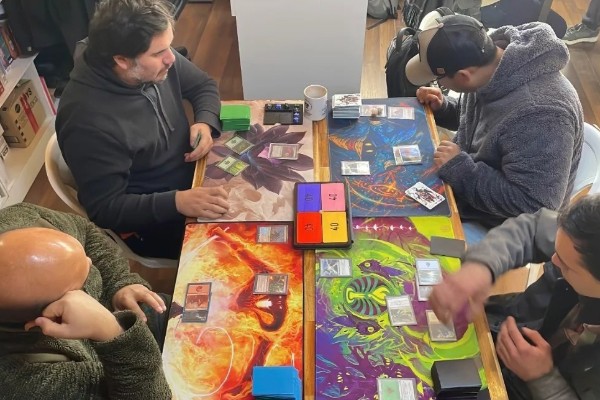 Jugadores en la liga de La Aventura de Arqui, tienda de juegos de mesa y TCG en Ancud