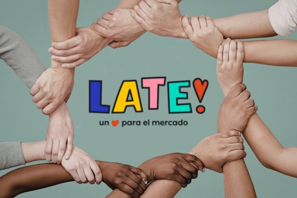 Manos unidas en círculo alrededor del logo de LATE, empresa social que dona sus utilidades
