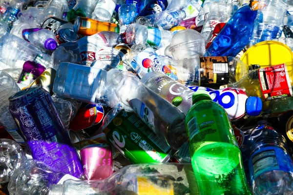 Botellas plásticas y latas para reciclar, por qué lavar los envases antes de reciclar