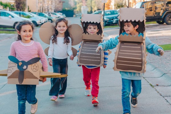 Niños jugando con disfraces de cartón de Magia y Cartón