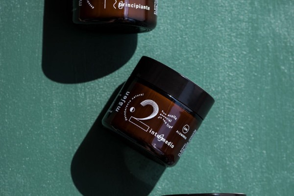 Productos de skincare Majen en envase de vidrio