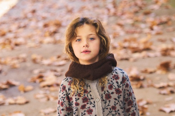 Niña con vestido floral de María Pompón en otoño