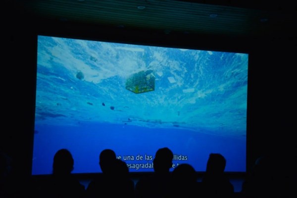 Público en el estreno del documental A Plastic Ocean organizado por Plastic Oceans Chile