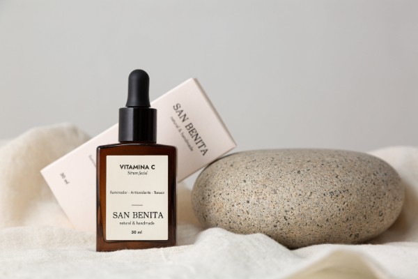 Sérum de vitamina C de San Benita junto a una piedra