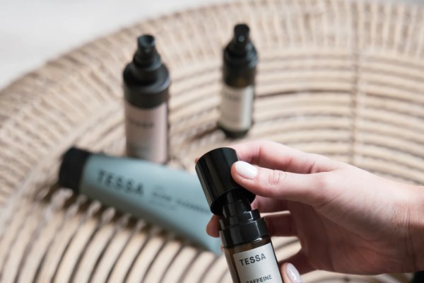 Productos de skincare TESSA sobre una mesa de fibra natural