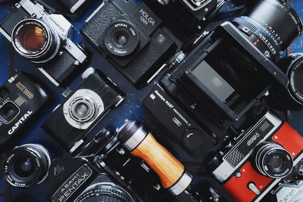 Mesa con distintas cámaras usadas, segunda vida para equipos fotográficos