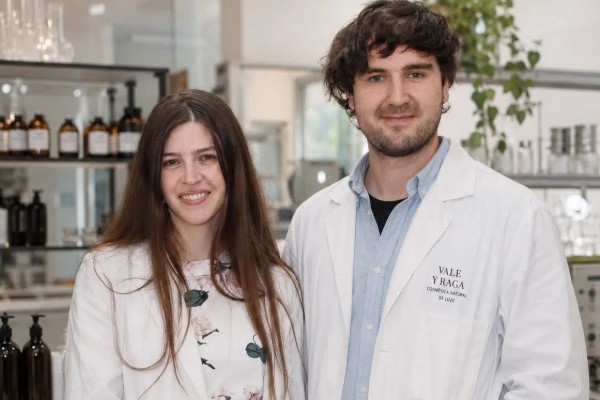 Fundadores de Vale y Raga en su laboratorio